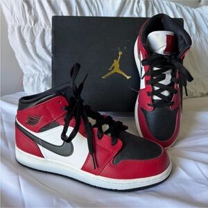 Air Jordan 1 Mid GS Chicago Black Toe